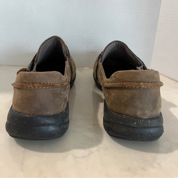 8.5 women’s Clarks loafers. Brown nubuck. - Picture 2 of 10